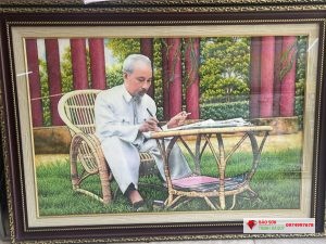 Tranh đá quý bác hồ ngồi làm việc